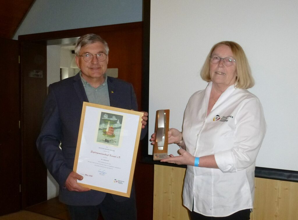 Die Präsidentin des DSV, Mona Küppers überreicht der Seglergemeinschaft Kassel ein Geburtstagsgeschenk.